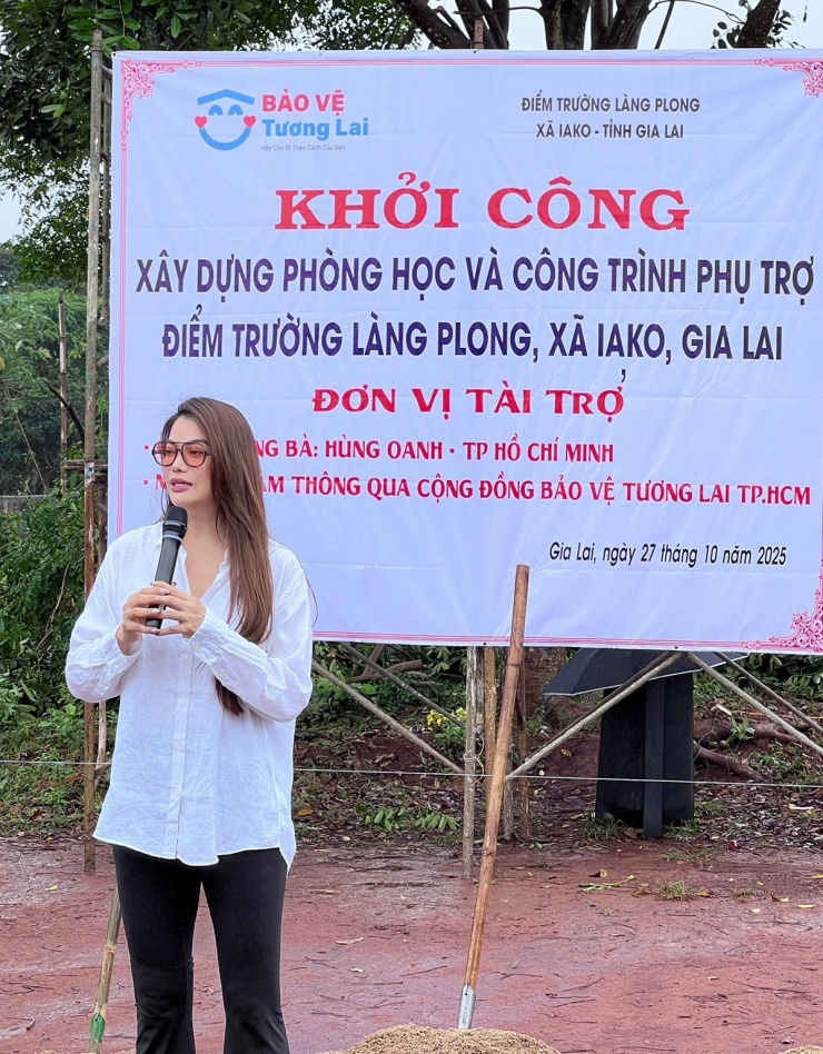   Trương Ngọc Ánh đi từ thiện ở Gia Lai
