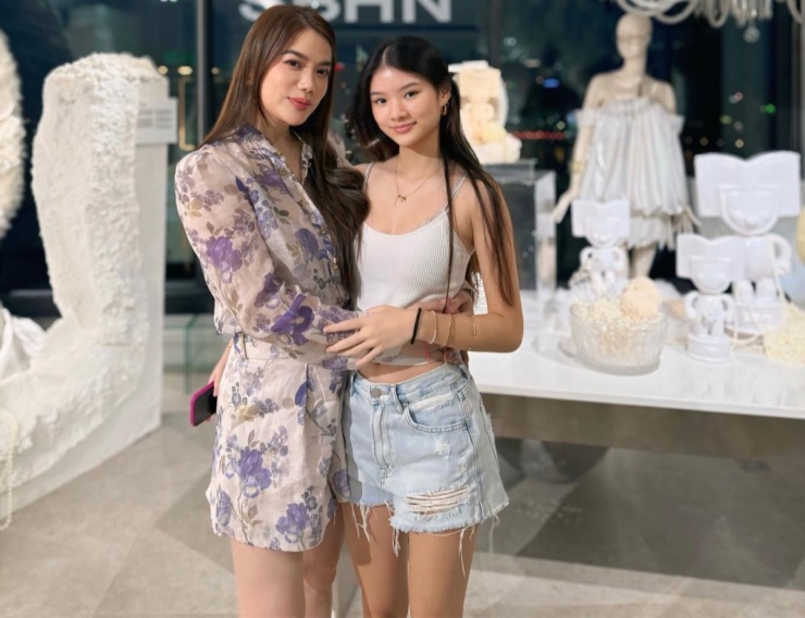 Sau ly hôn chồng cũ Trần Bảo Sơn, Trương Ngọc Ánh sống cùng con gái Bảo Tiên. Diễn viên từng hẹn hò đàn em Anh Dũng nhưng mối quan hệ của cặp sao đổ vỡ từ hai năm trước. Trương Ngọc Ánh cho biết hiện tại cô độc thân.