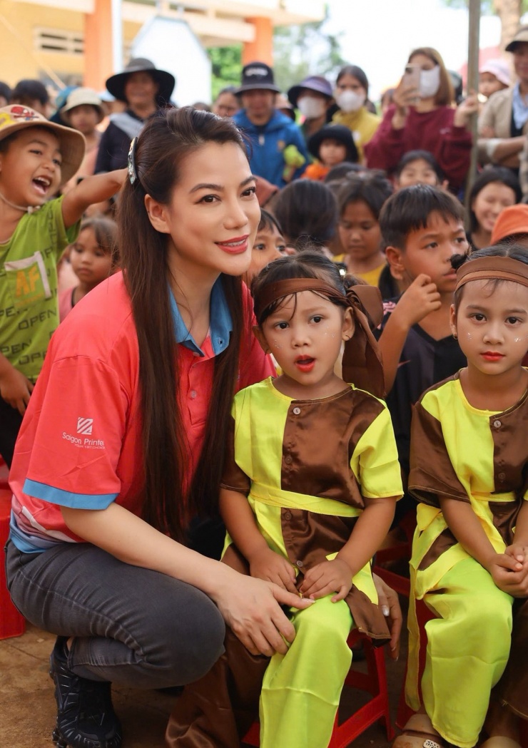 Ngoài đời diễn viên được nhiều người nhận xét giản dị, thân thiện, khác hẳn hình ảnh sang chảnh, lộng lẫy khi dự các sự kiện của làng giải trí.