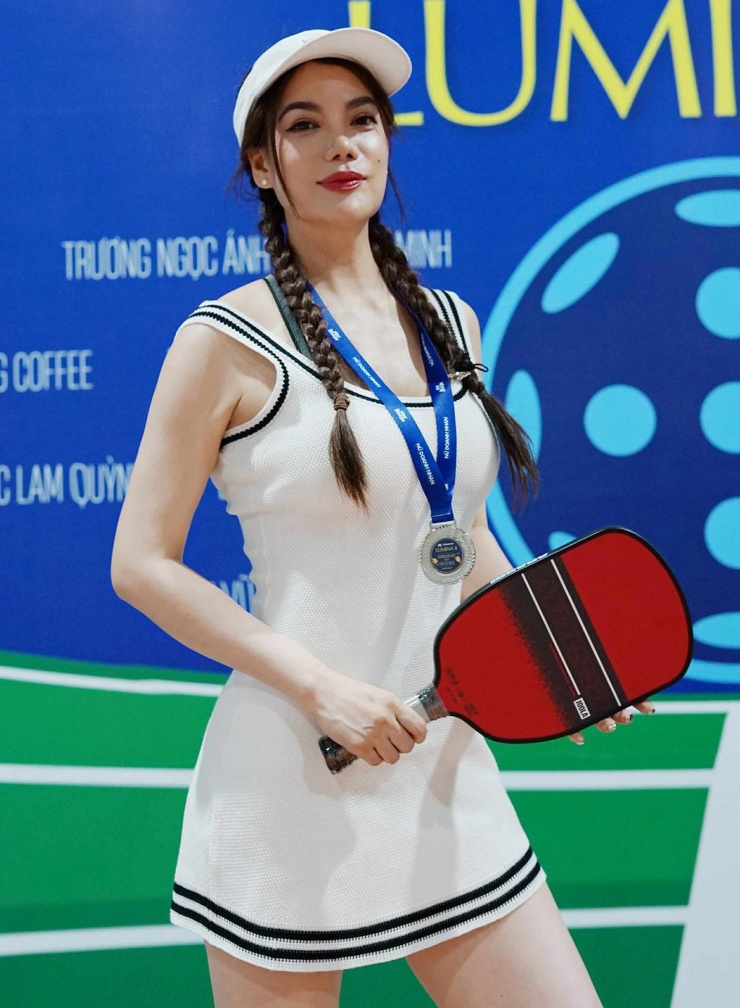 Người đẹp 7X còn được ngưỡng mộ bởi lối sống lành mạnh, tích cực, thường xuyên tập luyện thể dục thể thao để giữ sức khỏe, sắc vóc. Cô tiết lộ mỗi tuần đều tập gym 4 buổi, chơi pickleball 2 buổi và ăn uống theo chế độ khoa học.