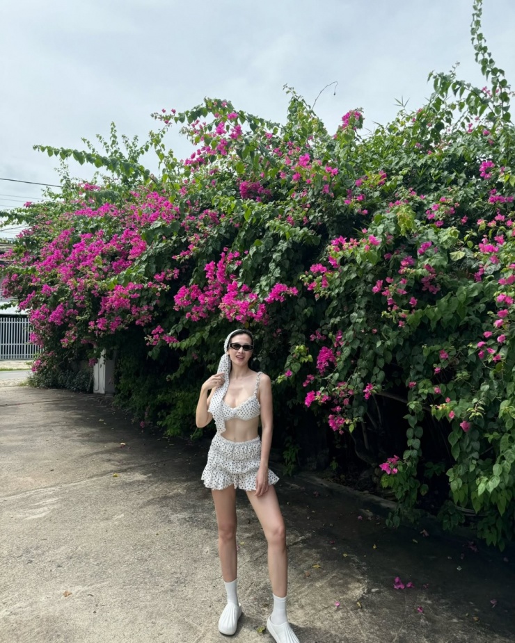 Hơn hai thập kỷ gia nhập làng giải trí, siêu mẫu Anh Thư vẫn giữ được nhan sắc trẻ trung, hình thể sexy. Ở tuổi 43 và trải qua một lần sinh nở, Anh Thư có vóc dáng nuột nà, vòng hai không mỡ thừa, hiện rõ cơ bụng săn chắc.