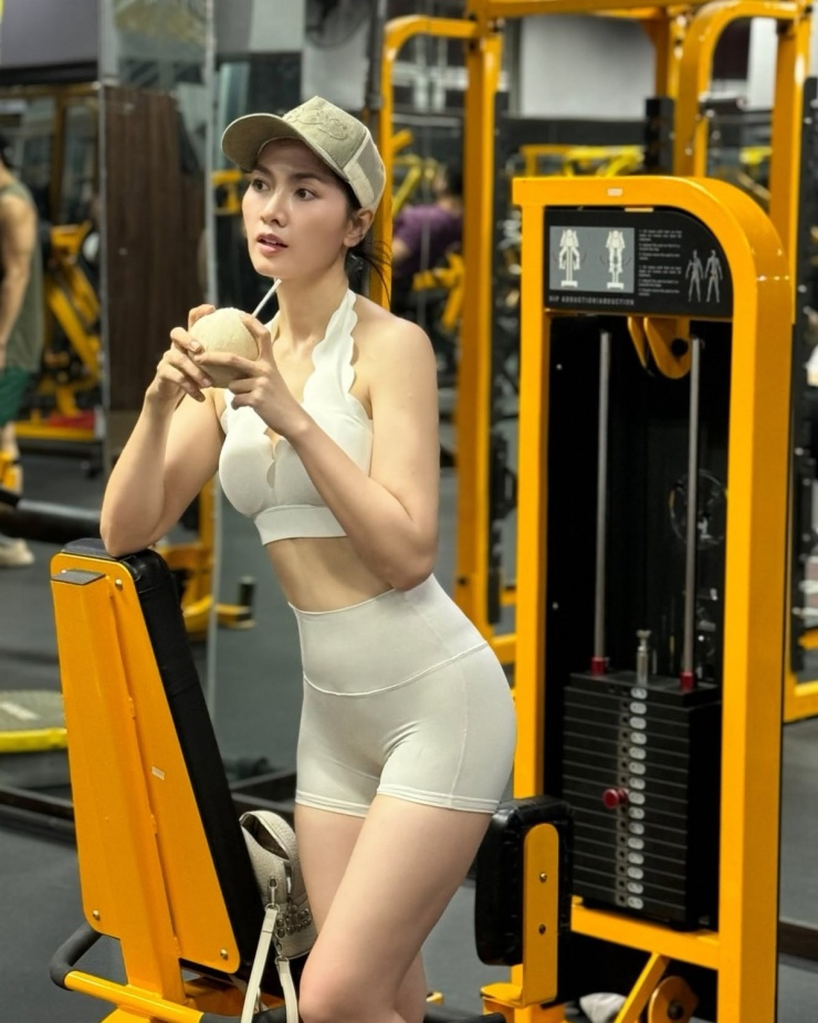 Chế độ tập luyện của Anh Thư chủ yếu tập trung vào tăng cơ, giúp hình thể thêm săn chắc, định hình rõ nét đường cong cơ thể. Ngoài gym, Anh Thư thỉnh thoảng cũng tham gia các bộ môn thể thao như pickleball, thích bơi lội... góp phần không nhỏ tiêu hao calo dư thừa, cải thiện sức bền.