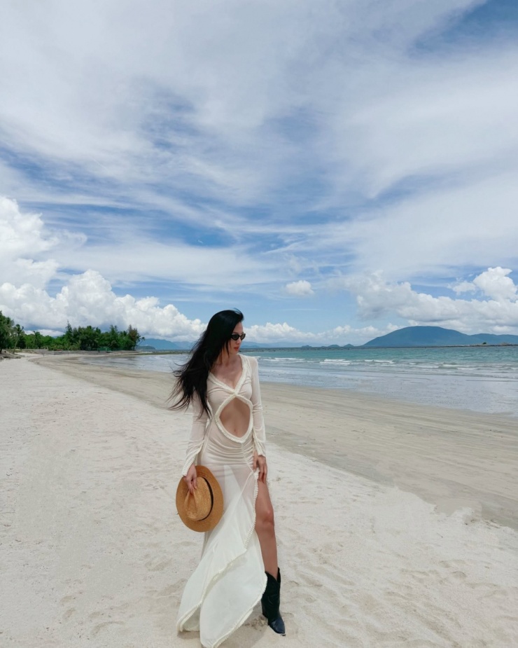 Anh Thư gia nhập làng mẫu từ năm 2000, khi còn học lớp 12. Cô tham gia cuộc thi Giọt mực tím dễ thương do Thành đoàn và Nhà văn hóa Thanh niên TP HCM tổ chức, giành ngôi á khôi 2. Sau đó cô gia nhập nhóm người mẫu Hoa Học Đường rồi đăng ký thi Hoa hậu Việt Nam 2000, dừng chân ở top 22. Năm 2001 Anh Thư thi tiếp Hoa hậu Phụ nữ Việt Nam qua ảnh, được đông đảo khán giả bình chọn, vào top 10.