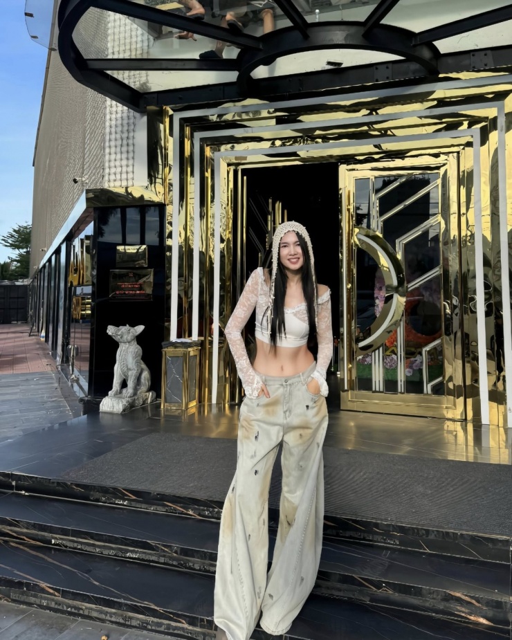 Khi lấn sân sang lĩnh vực diễn xuất, Anh Thư cũng nhận được ủng hộ của khán giả. Về đời tư, cô có một cậu con trai (trái) 16 tuổi cao 1,84 m. Sau ly hôn, siêu mẫu kín tiếng về chuyện tình cảm.