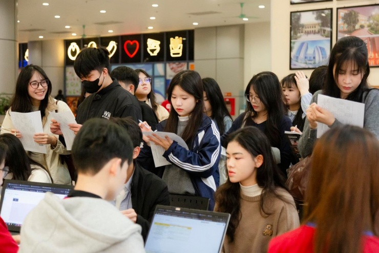 Thí sinh tìm hiểu thông tin tuyển sinh năm 2025 tại Đại học Kinh tế Quốc dân.