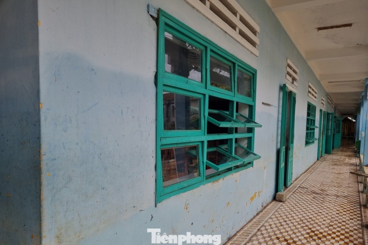 Trường Tiểu học Nguyễn Hồng Ánh (phường Hòa Xuân, TP Đà Nẵng) ngập khoảng 1,5m. Dãy phòng học ở khu thấp bị nước lũ nhấn chìm bàn ghế. Dấu nước còn in đậm trên tường. Ảnh: Thanh Hiền.