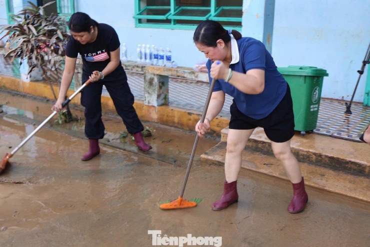 Thầy cô dọn lũ từ tinh mơ chờ đón học trò tới lớp - 2