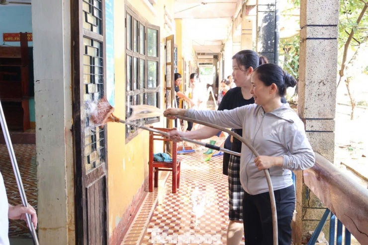 Thầy cô dọn lũ từ tinh mơ chờ đón học trò tới lớp - 3