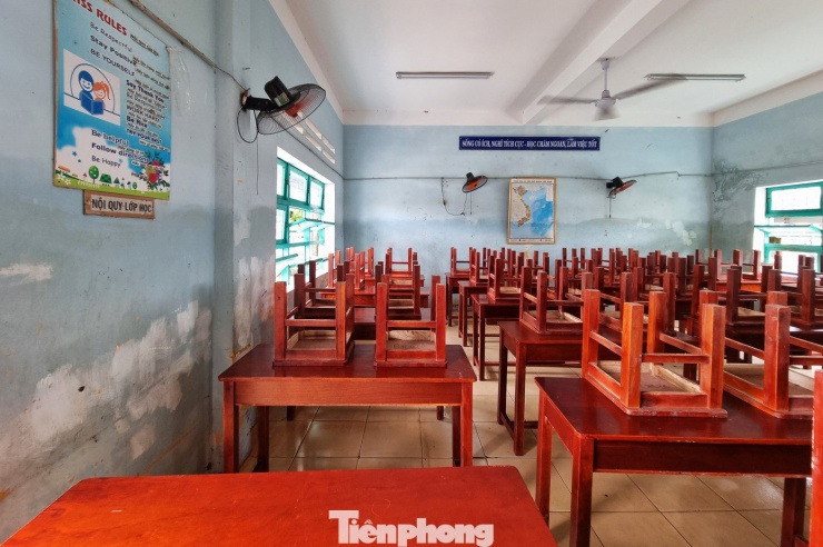 Thầy cô dọn lũ từ tinh mơ chờ đón học trò tới lớp - 6