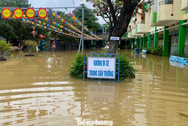 Thầy cô dọn lũ từ tinh mơ chờ đón học trò tới lớp - 11