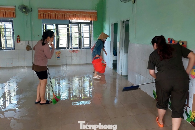 Thầy cô dọn lũ từ tinh mơ chờ đón học trò tới lớp - 12