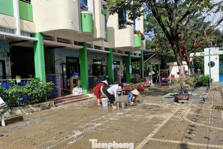 Thầy cô dọn lũ từ tinh mơ chờ đón học trò tới lớp - 17