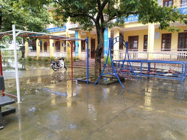 Thầy cô dọn lũ từ tinh mơ chờ đón học trò tới lớp - 18