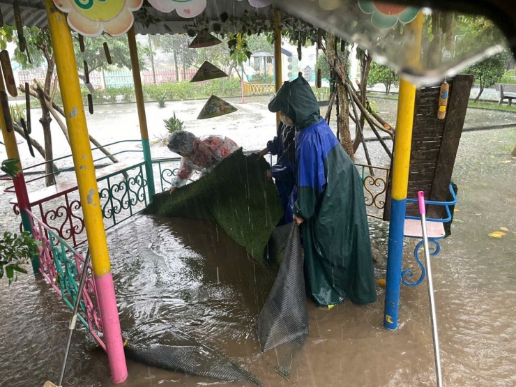 Thầy cô dọn lũ từ tinh mơ chờ đón học trò tới lớp - 19