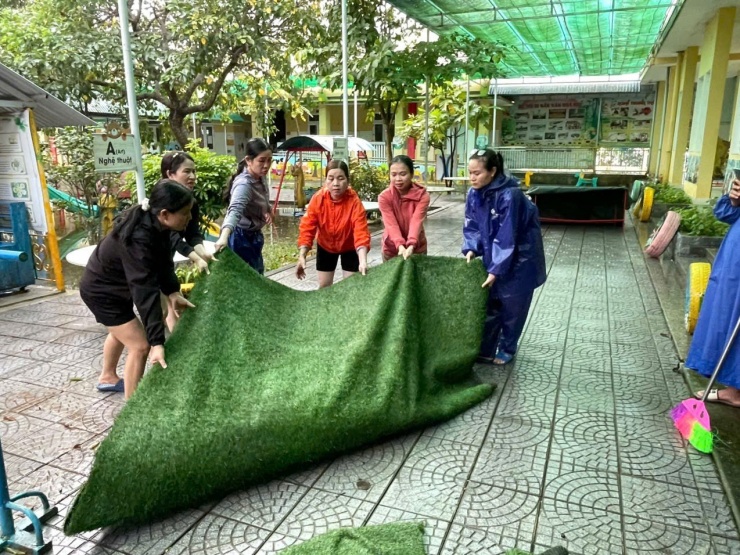 Thầy cô dọn lũ từ tinh mơ chờ đón học trò tới lớp - 20