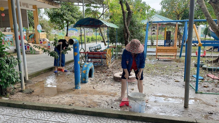 Thầy cô dọn lũ từ tinh mơ chờ đón học trò tới lớp - 21