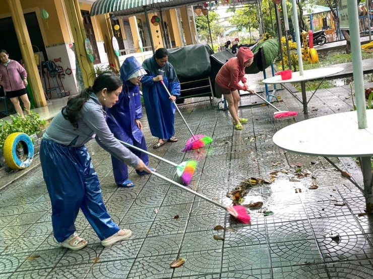 Thầy cô dọn lũ từ tinh mơ chờ đón học trò tới lớp - 22