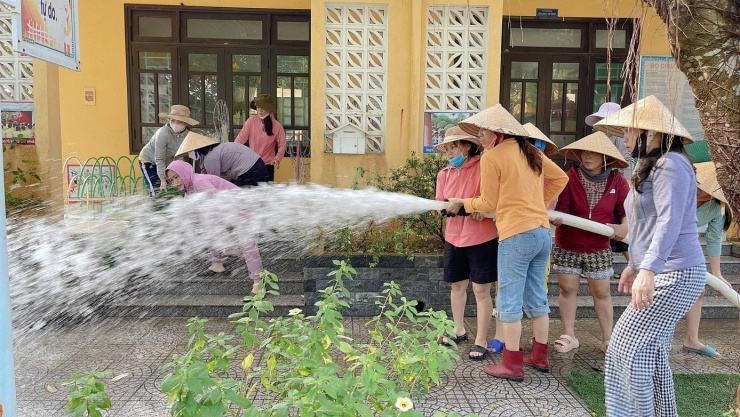 Thầy cô dọn lũ từ tinh mơ chờ đón học trò tới lớp - 23