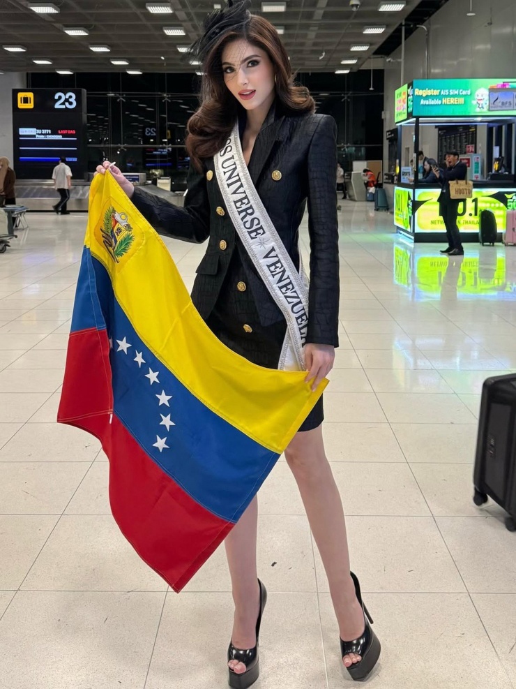 Đại diện Venezuela gây ấn tượng với trang phục màu đen phong cách cổ điển, thanh lịch. Cô là ứng viên sáng giá cho vương miện. Người đẹp năm nay 25 tuổi, cao 1,74 m, đang theo học kỳ cuối chuyên ngành Kinh tế tại Đại học Quốc tế Florida, Mỹ. Trước khi đăng quang Hoa hậu Venezuela 2024, Abasali thi Hoa hậu Du lịch và Hoa hậu Du lịch Thế giới.