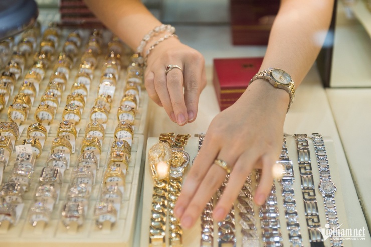 Giá vàng có giảm về vùng 100-110 triệu đồng/lượng từ nay đến cuối năm? - 1