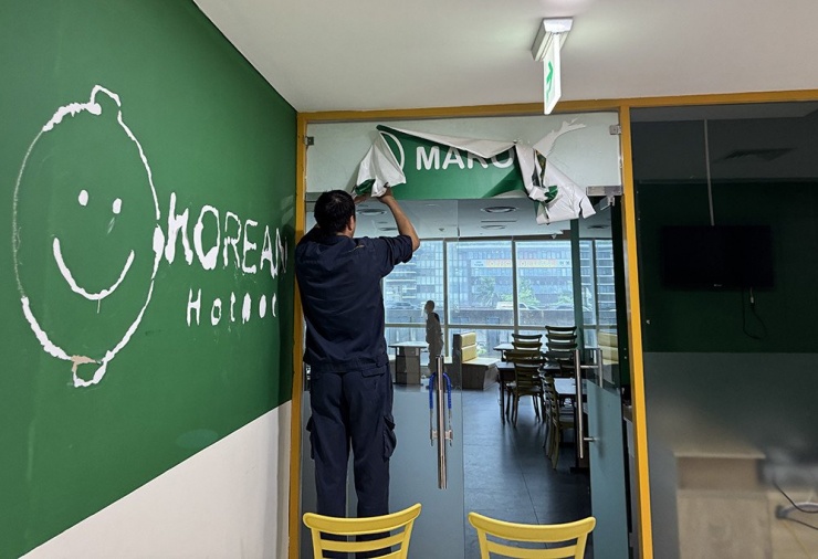 Nhiều hàng quán đóng cửa. Ảnh: D.Anh