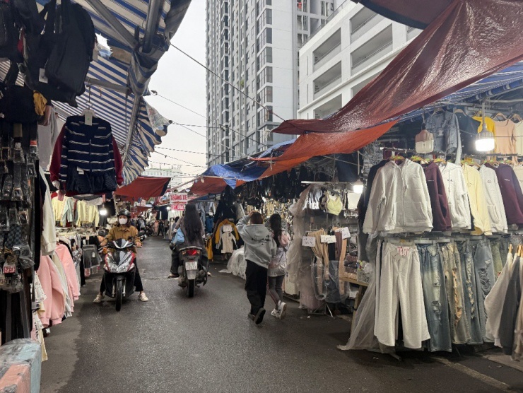 Không khí mua bán nhộn nhịp tại chợ Nhà Xanh – nơi tập trung quần áo giá rẻ dành cho sinh viên.