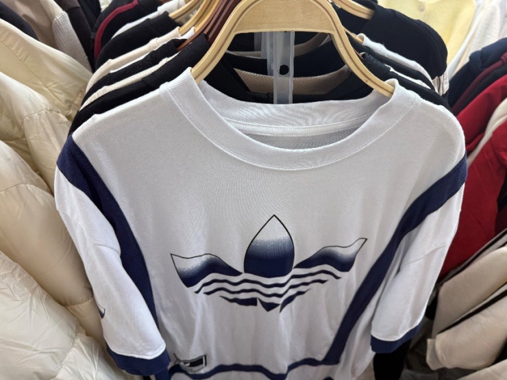 Áo in logo biến tấu theo phong cách Adidas, bán với giá rẻ tại chợ – dấu hiệu rõ ràng của hàng nhái.
