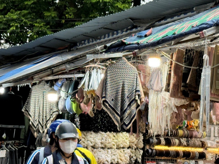 Khăn in kiểu dáng Dior được bày bán tại chợ với giá chỉ 50.000 đồng.