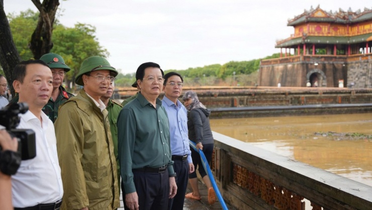 Du khách tham quan trở lại Kinh thành Huế sau 4 ngày lũ bủa vây - 2