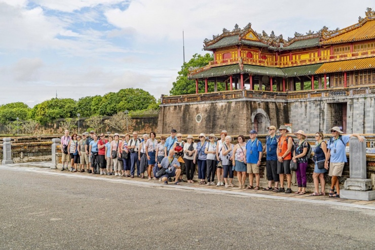 Du khách tham quan trở lại Kinh thành Huế sau 4 ngày lũ bủa vây - 4