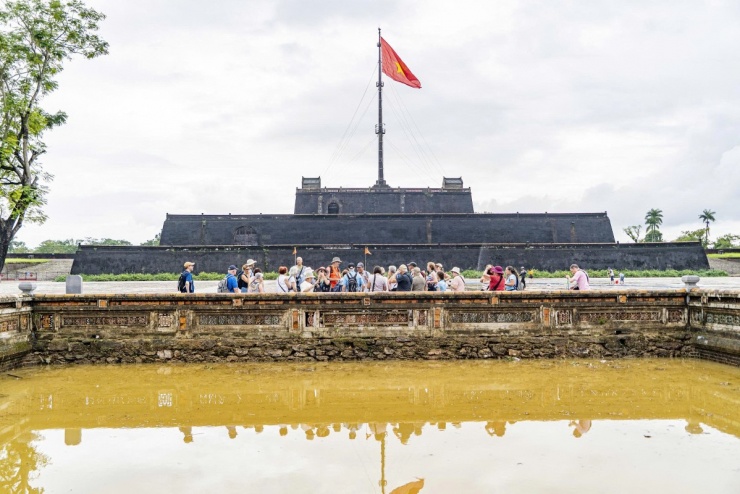 Du khách tham quan trở lại Kinh thành Huế sau 4 ngày lũ bủa vây - 1