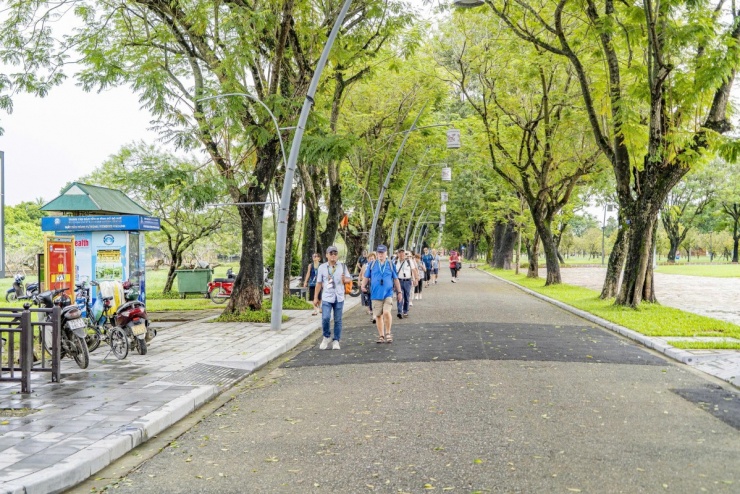 Du khách tham quan trở lại Kinh thành Huế sau 4 ngày lũ bủa vây - 3