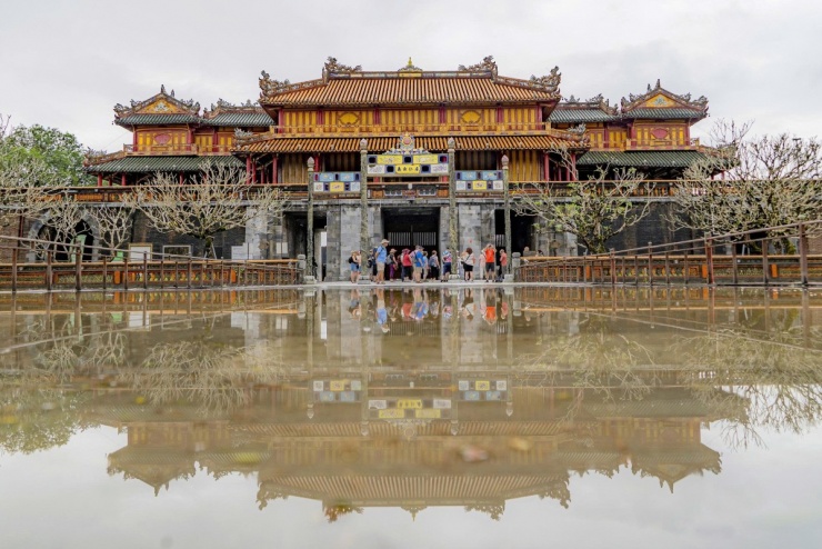 Du khách tham quan trở lại Kinh thành Huế sau 4 ngày lũ bủa vây - 8