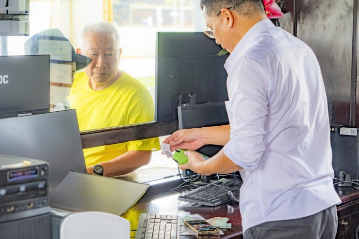 Du khách tham quan trở lại Kinh thành Huế sau 4 ngày lũ bủa vây - 5