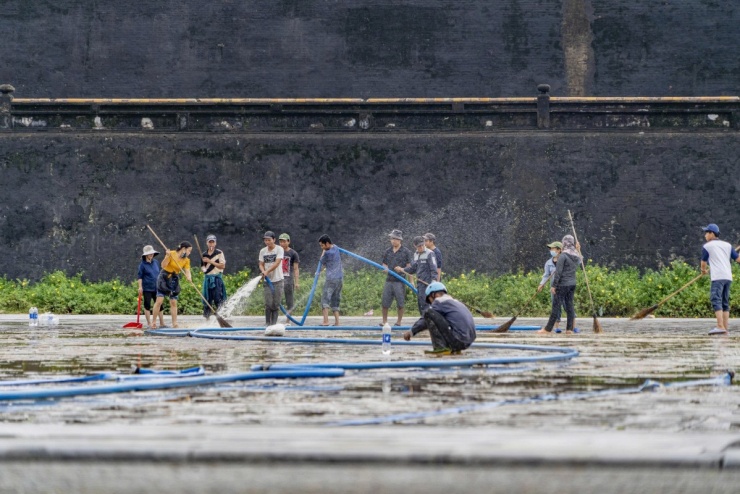 Du khách tham quan trở lại Kinh thành Huế sau 4 ngày lũ bủa vây - 7