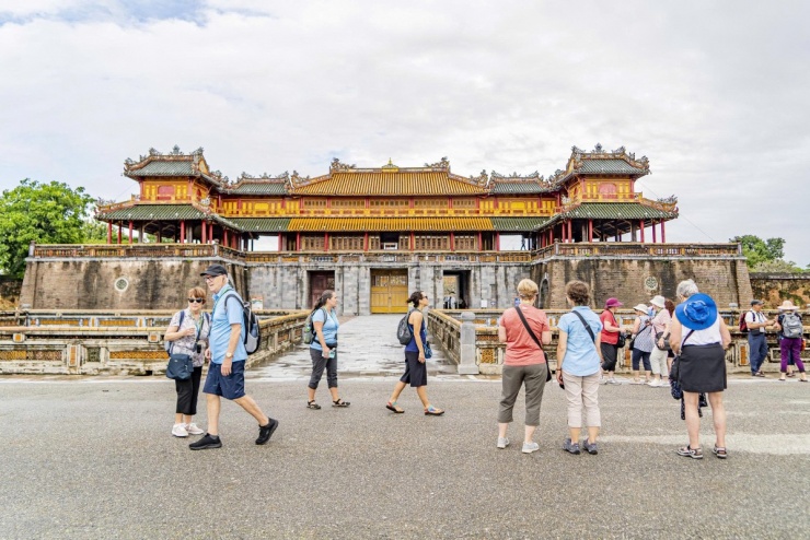 Du khách tham quan trở lại Kinh thành Huế sau 4 ngày lũ bủa vây - 10