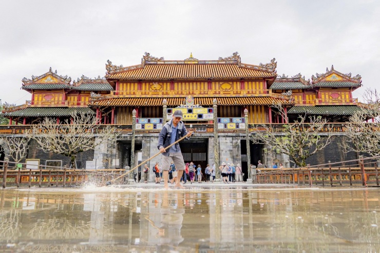 Du khách tham quan trở lại Kinh thành Huế sau 4 ngày lũ bủa vây - 9