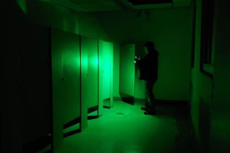 David và Alysia Leonhardt sẵn sàng lái xe hàng trăm cây số chỉ để tham gia một chuyến săn ma. Ảnh: CNN