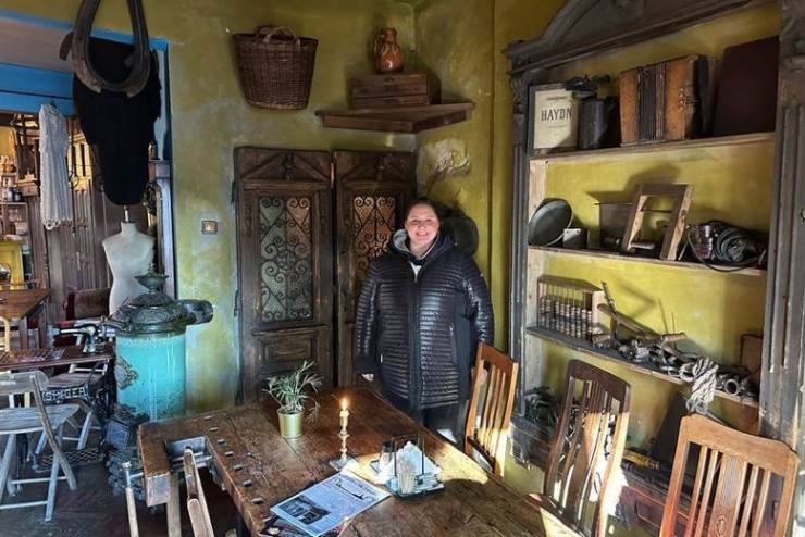 Nicole Beauchamp chụp ảnh tại nhà hàng Once Upon a Time ở Krakow (Ba Lan), đã chi 100.000 USD cho các chuyến du lịch và nghiên cứu về hiện tượng siêu nhiên. Ảnh: CNN