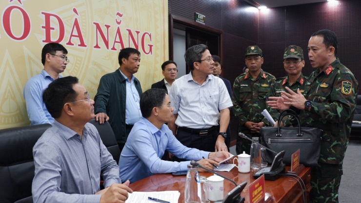 Lãnh đạo Đà Nẵng bàn phương án ứng cứu người dân sau khi làm việc trực tuyến với Thủ tướng Chính phủ. Ảnh Nguyễn Thành