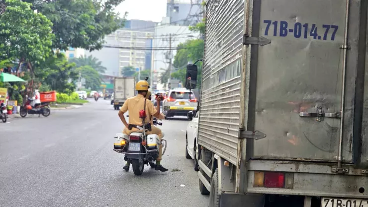 Hàng loạt ô tô vi phạm tại các tuyến đường quanh sân bay Tân Sơn Nhất được ghi nhận chỉ trong vài phút. Ảnh: PHẠM HẢI