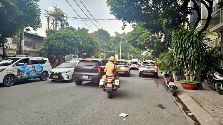 Nhiều phương tiện dừng dưới biển cấm, tài xế rời khỏi xe hoặc đối phó bằng cách bật đèn cảnh báo. Ảnh: PHẠM HẢI