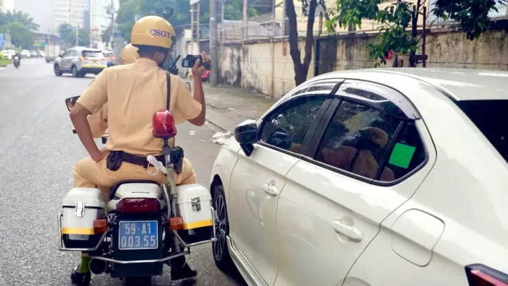 Nhiều phương tiện đậu sau biển cấm, tài xế rời khỏi xe bị CSGT ghi hình. Ảnh: PHẠM HẢI