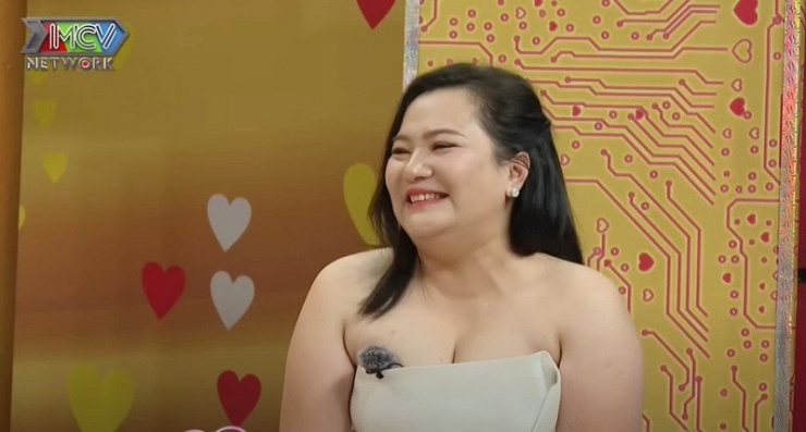 Thương chia sẻ về chuyện tình thời sinh viên của mình trên sóng Vợ chồng son. Ảnh cắt từ clip&nbsp;