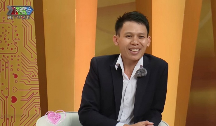 Hưng cảm động khi được cô gái mình thích trả nợ giúp. Ảnh cắt từ clip&nbsp;