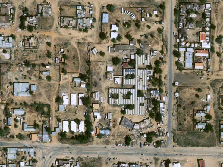 Ảnh vệ tinh do Airbus DS chụp ngày 28-10-2025 cho thấy các vật thể xuất hiện trên mặt đất tại Bệnh viện Phụ sản Saudi ở El Fasher, Sudan. Ảnh: AP