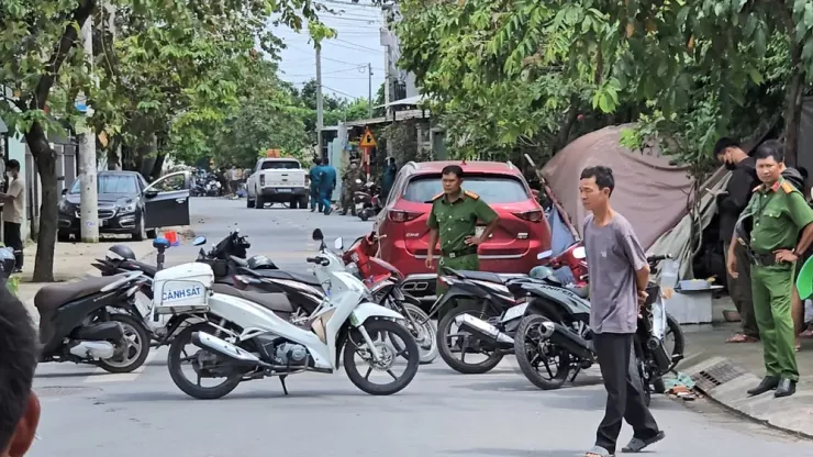 Công an phong tỏa hiện trường, khám nghiệm điều tra. Ảnh: CA