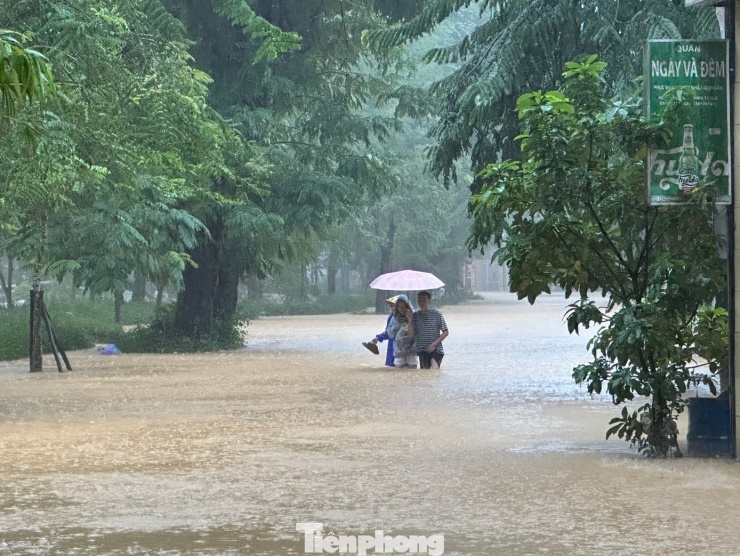 Vùng tâm mưa lại dịch xuống Huế - Đà Nẵng, nguy cơ tái ngập lụt lớn - 1