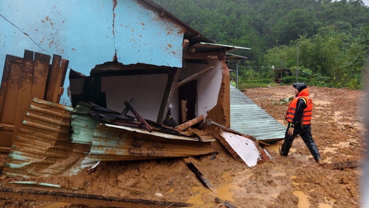 Sạt lở kinh hoàng ở thôn Atếêp, xã A Vương.