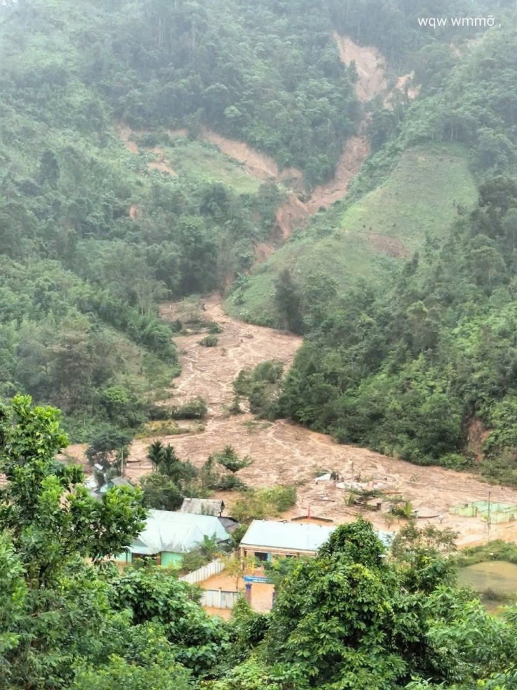 Thôn Atếêp bị cô lập hoàn toàn sau mưa lớn.